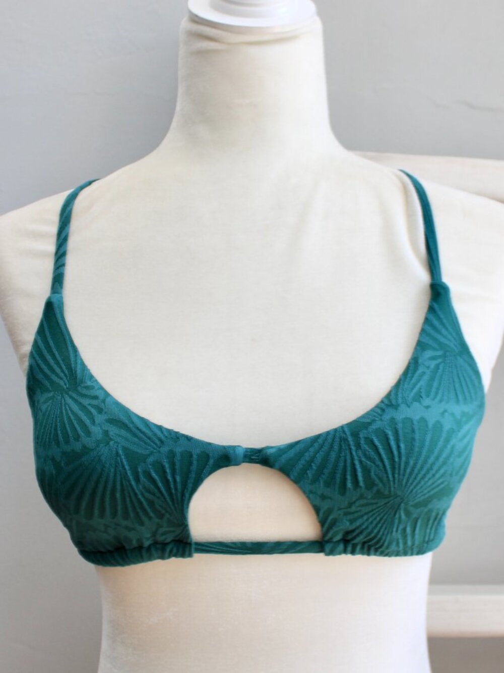 Berlook Dark Green Jacquard Shell Textured Cut Out Bikini Top Swim sz Small NWT